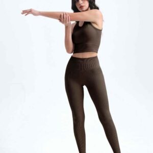 بنطال ضيق بفتحة ظهر على شكل حرف V